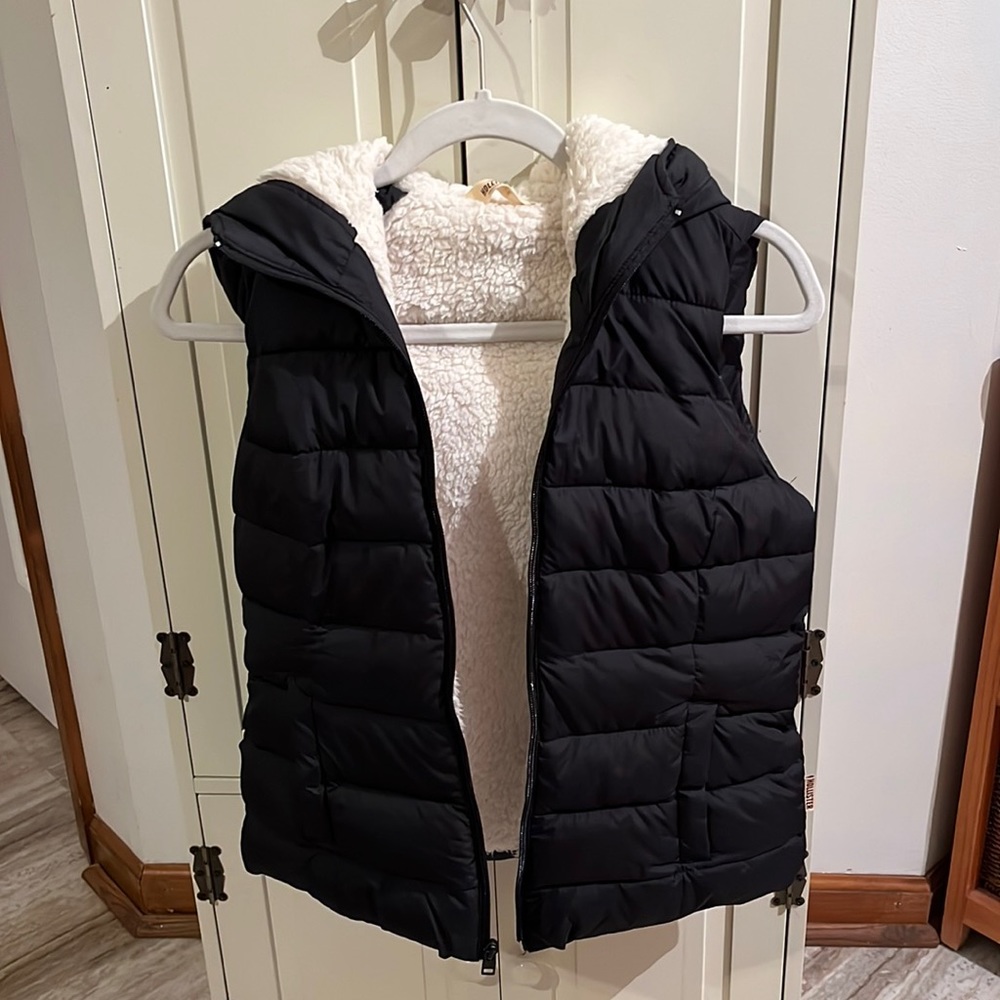 Hollister sherpa lined hooded puffer vest - Women’s small